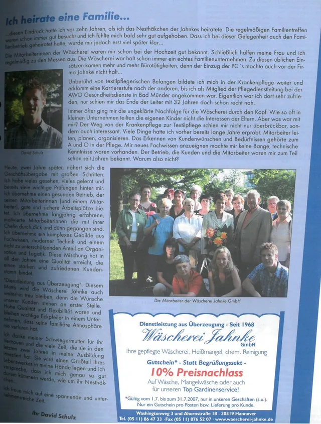 Zeitungsausschnitt: Beitrag „Ich heirate eine Familie…“ von David Schulz mit Foto des Teams der Wäscherei Jahnke