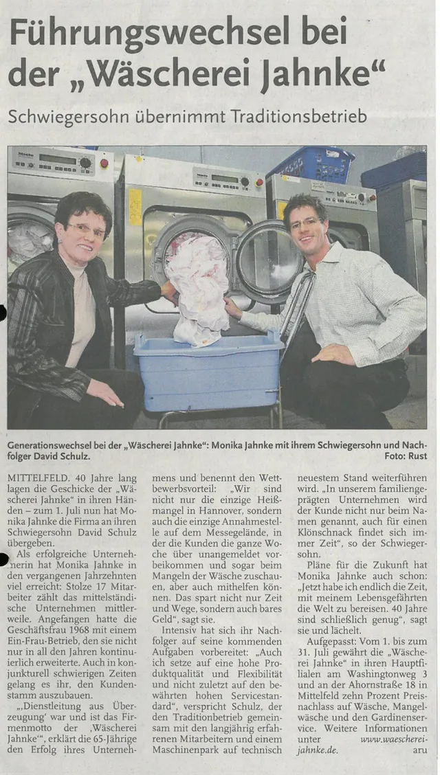 Zeitungsausschnitt „Führungswechsel bei der Wäscherei Jahnke“: Monika Jahnke und David Schulz mit einem Wäschekorb vor den Waschmaschinen
