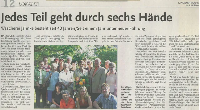 Zeitungsausschnitt „Jedes Teil geht durch sechs Hände“ mit Foto des Teams der Wäscherei Jahnke im Jahr des 40-jährigen Bestehens