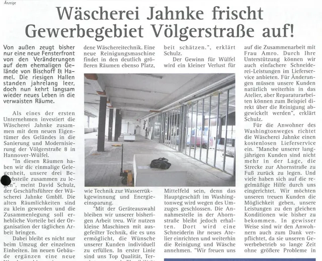 Zeitungsausschnitt „Wäscherei Jahnke frischt Gewerbegebiet Völgerstraße auf“ mit Foto der Halle im Umbau