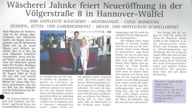 Zeitungsausschnitt „Wäscherei Jahnke feiert Neueröffnung in der Völgerstraße 8“ mit Foto von Jenny und David Schulz am Tresen
