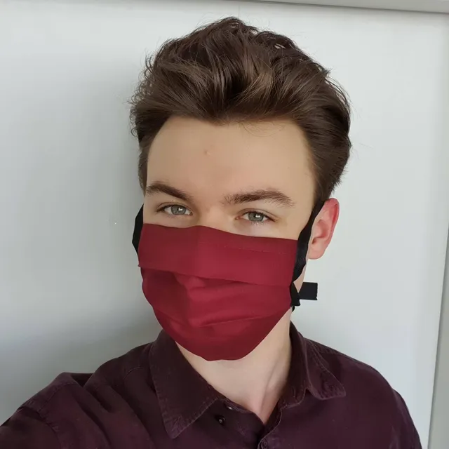 Julian Jahnke mit selbst genähter roter Alltagsmaske aus dem Jahnke-Shop