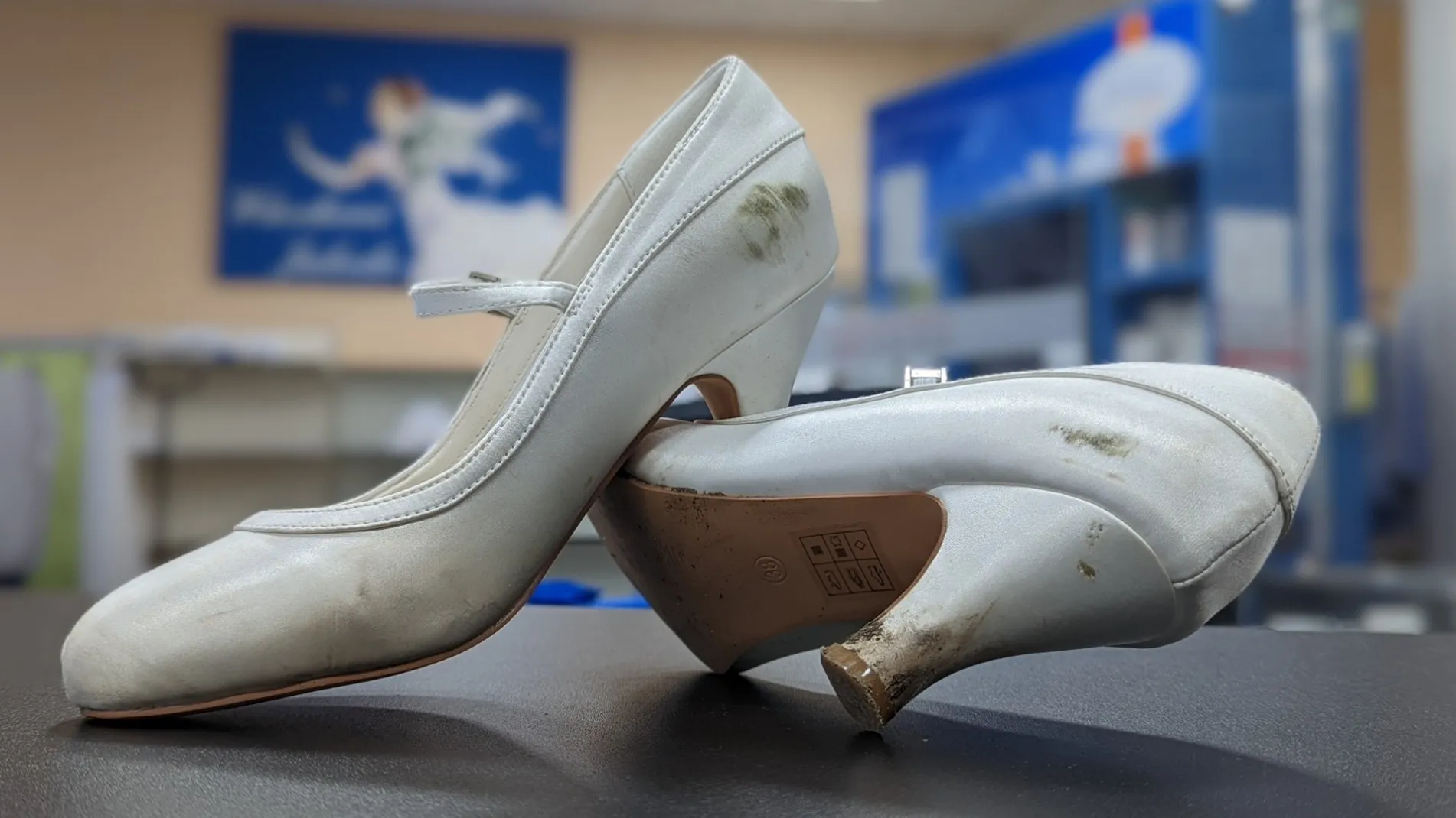 Weiße Brautschuhe aus Satin vor der Reinigung