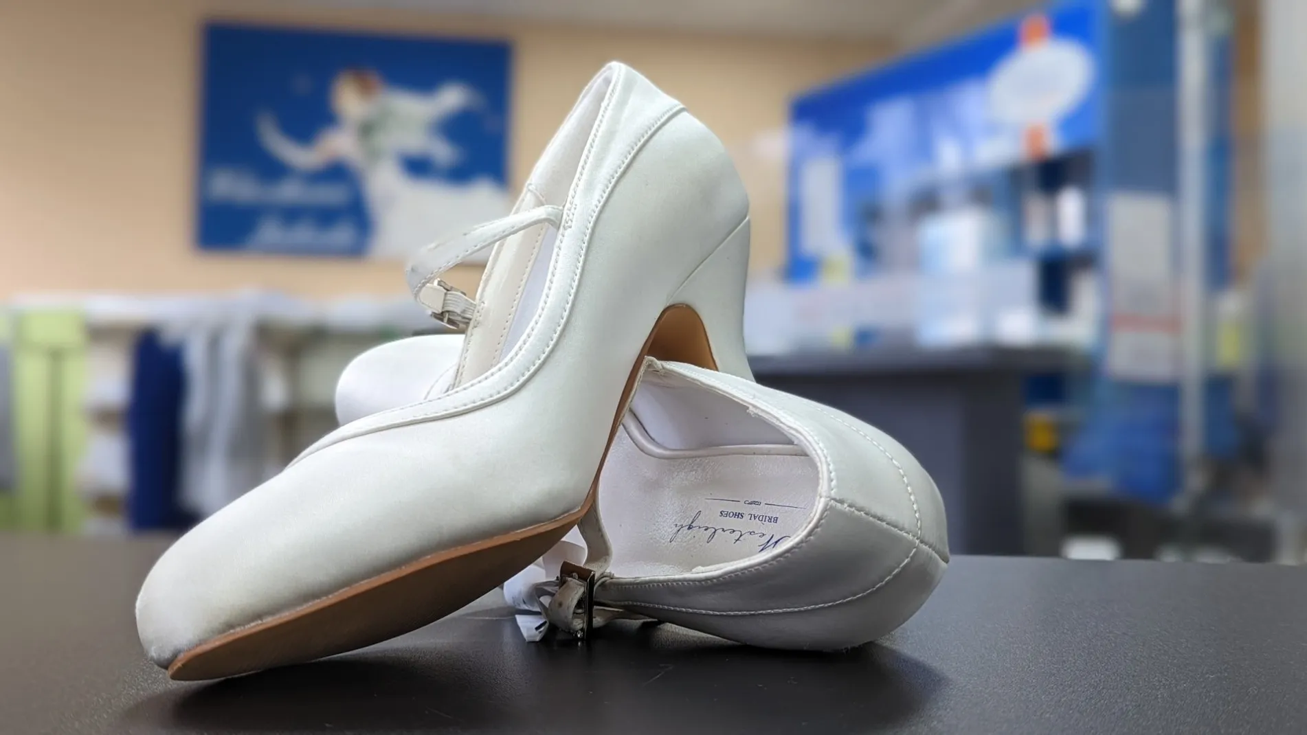 Weiße Brautschuhe aus Satin nach der Reinigung